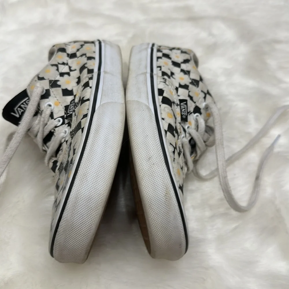 Vans black/white checkered w/daisies missy 4.5